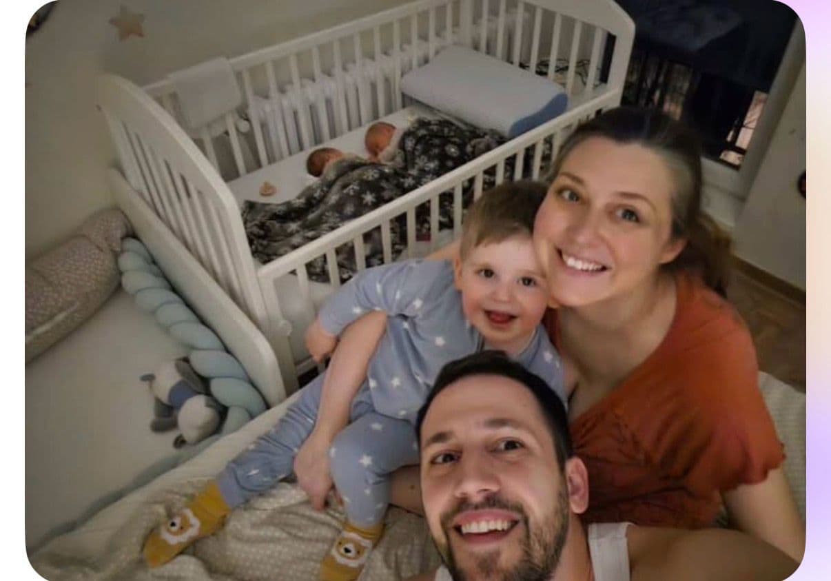 Mama Ivana, tata Marko, dečak Mihajlo (2.5 godine) i blizanci Petar i Marija (3 meseca)